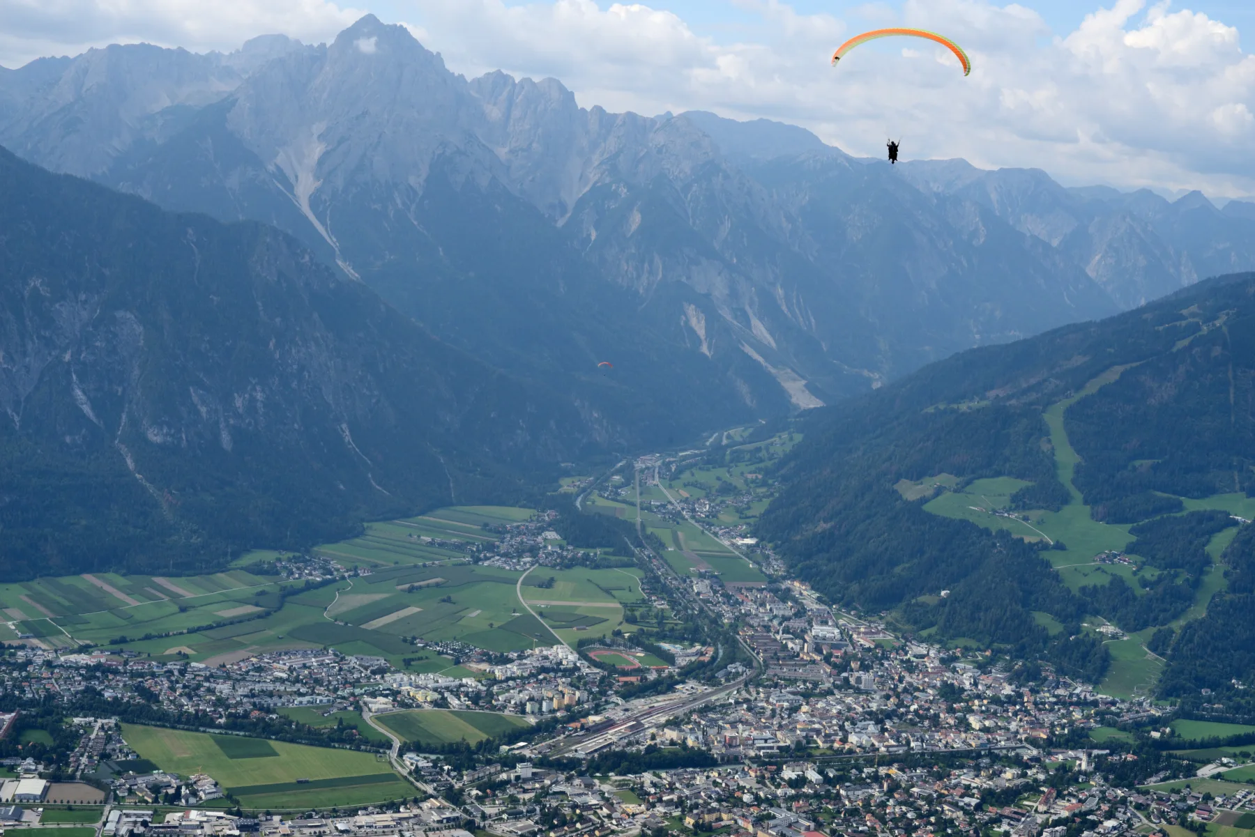 Gleitschirm über Lienz mit Blick auf die Lienzer Dolomiten